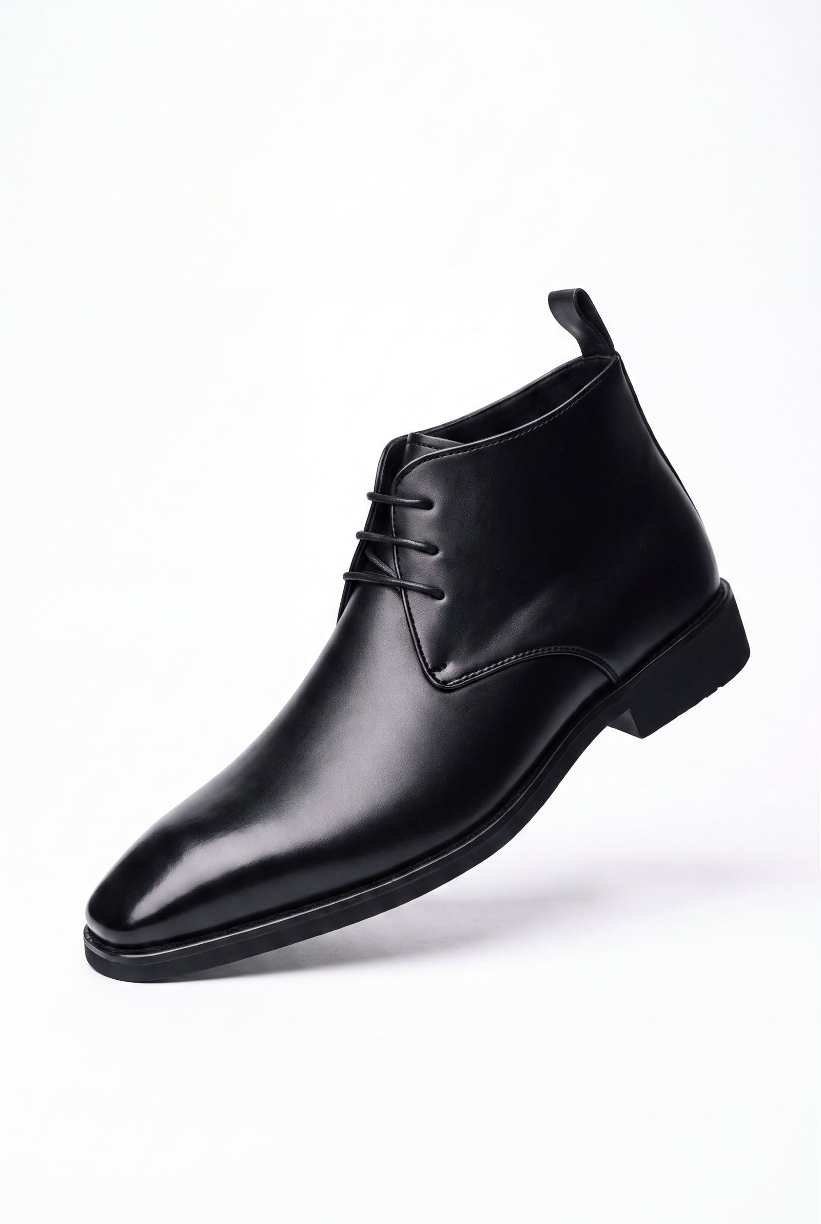 Men's Chukka Boots Sleek Silhouette in Black — primary packshot
