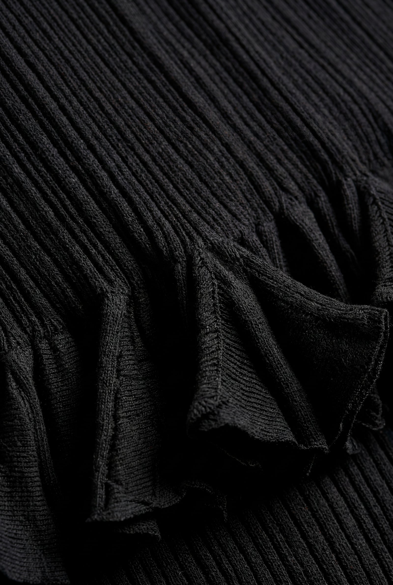 Black Ribbed Ruffle Hem Sleeveless Crop Top with Fitted Shape - Ruffle tops - Photo 3