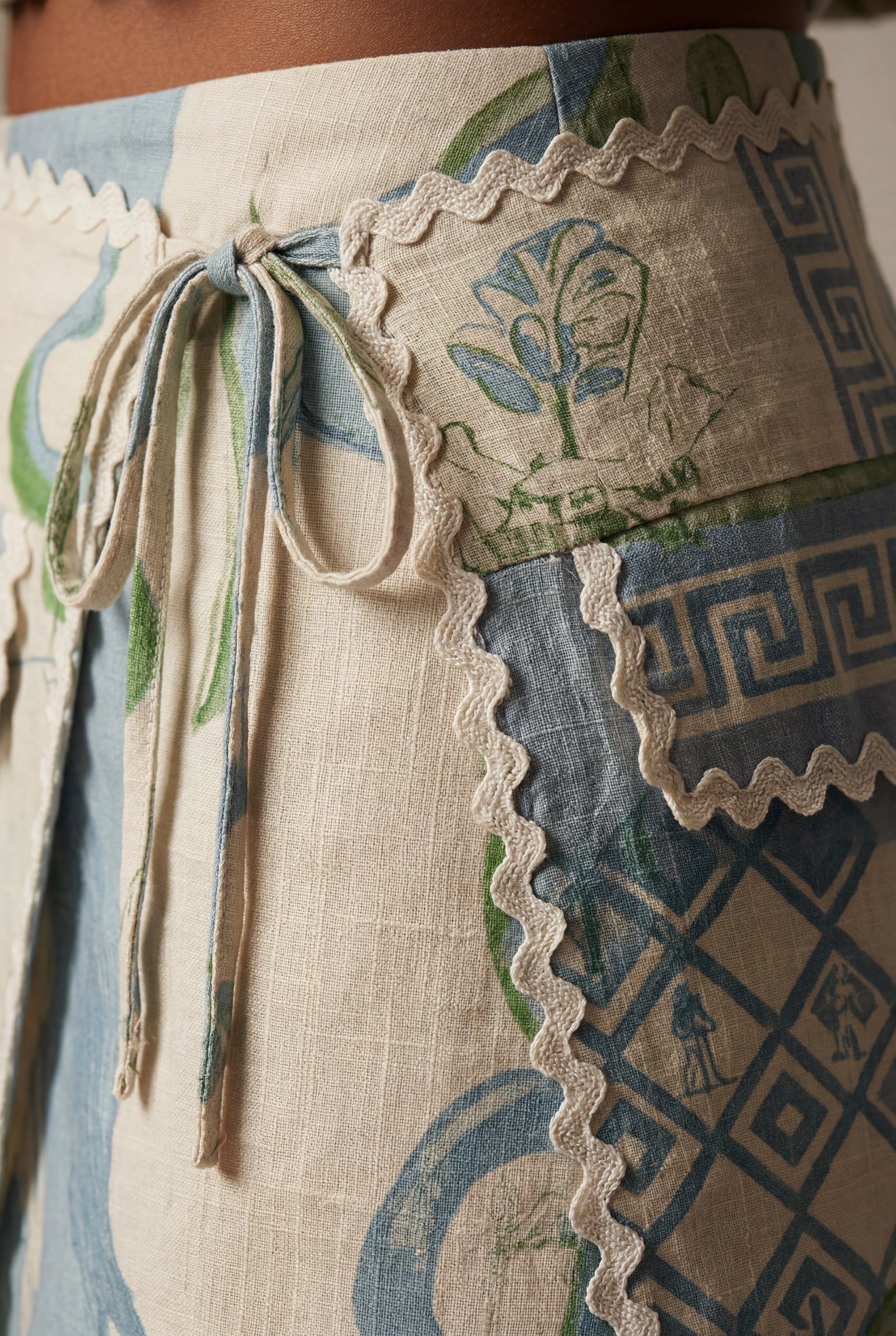 Cream Cream Artistic Print Cropped Button-up Shirt with Ric Rac Trim - Short sleeve top - Photo 3