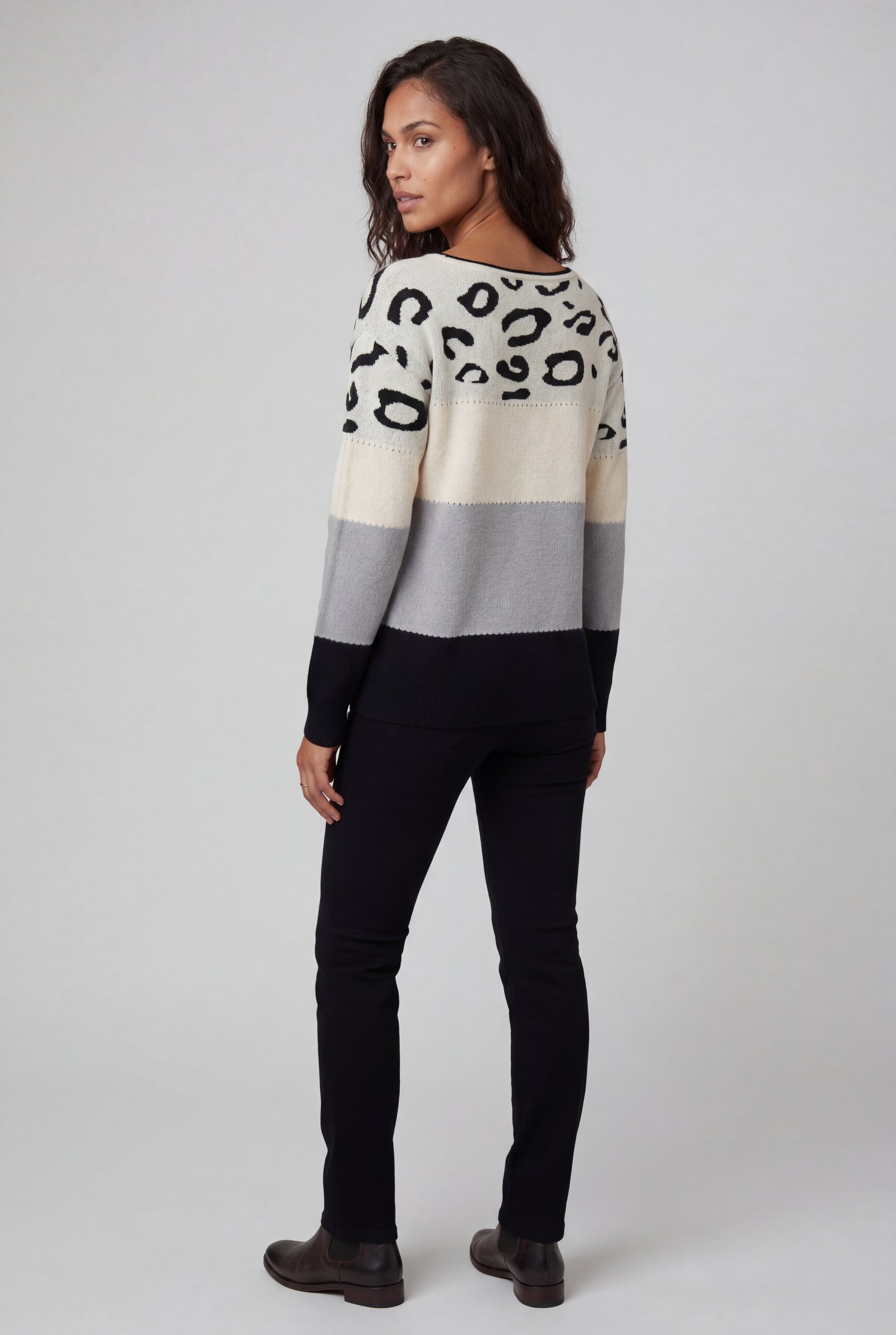 Gray Women's Color-Block Leopard Jacquard Crew Neck Sweater - Knitted sweaters - Photo 5