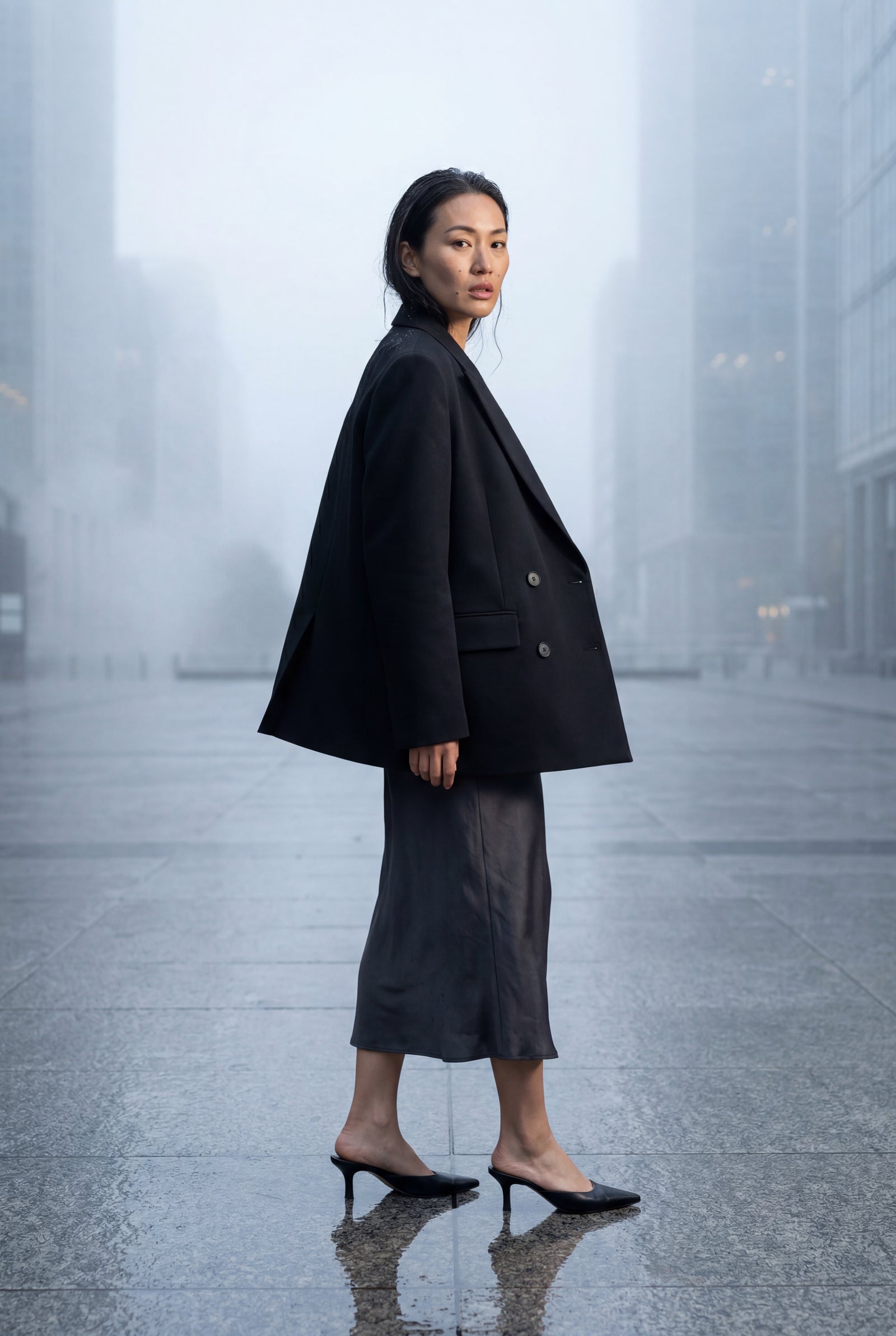 Black Fitted Single-breasted Blazer with Classic Lapels - Fitted blazer - Photo 5