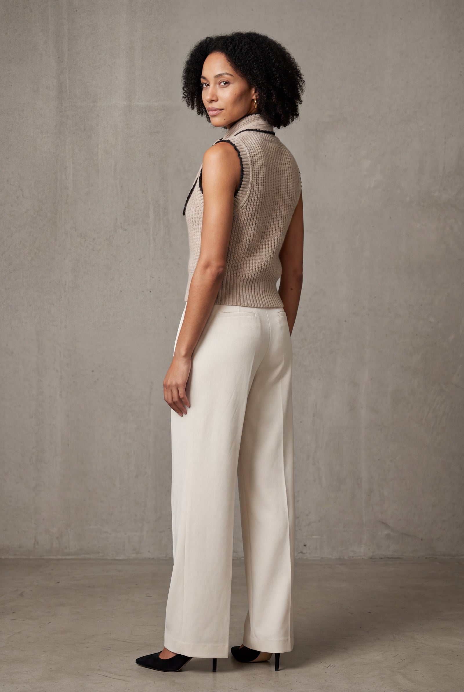Taupe Contrast Trim Ribbed Button-front Cropped Sweater Vest - Cropped vest - Photo 3