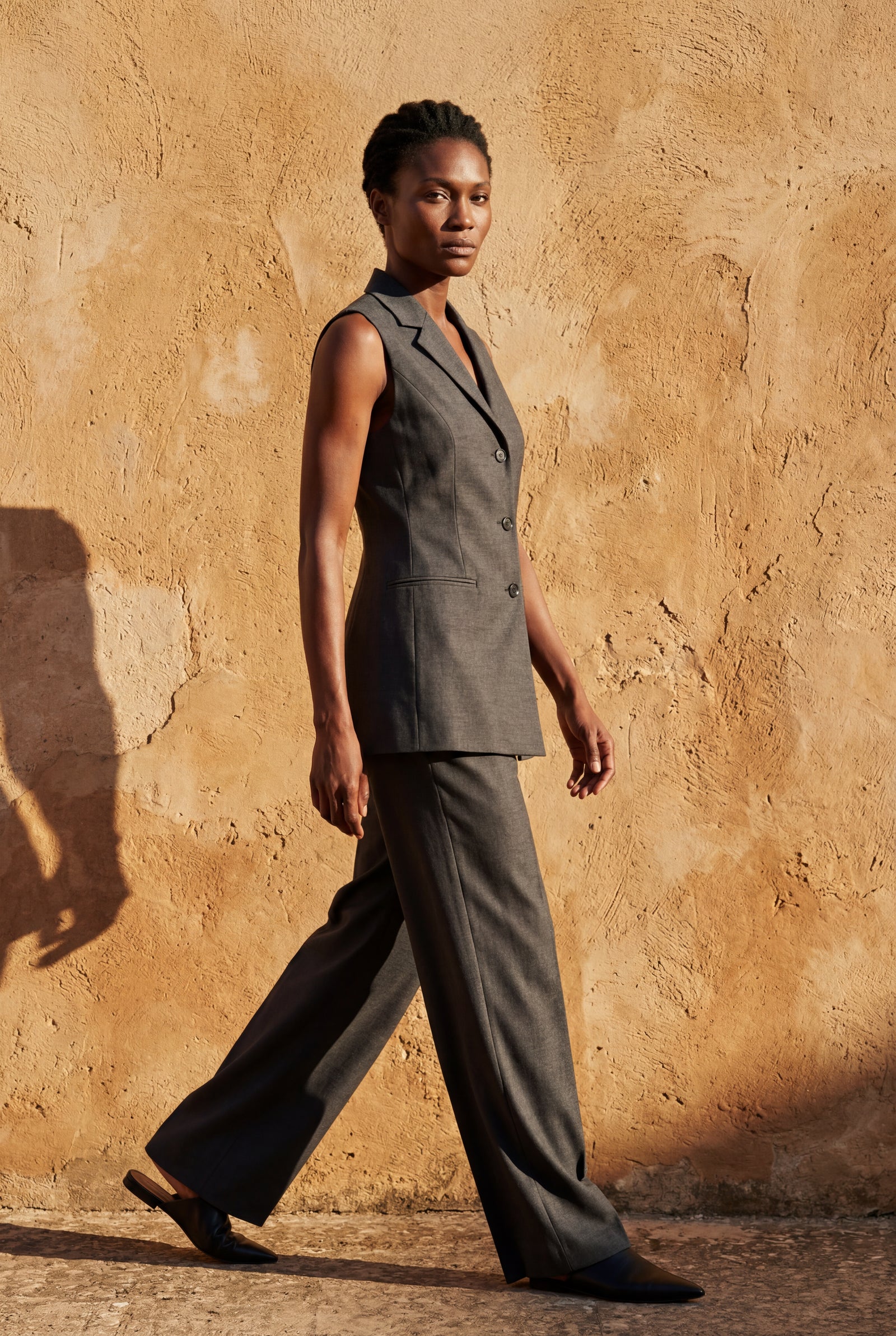 Gray Textured Button-front Gilet Vest with Crew Neckline - Photo 6