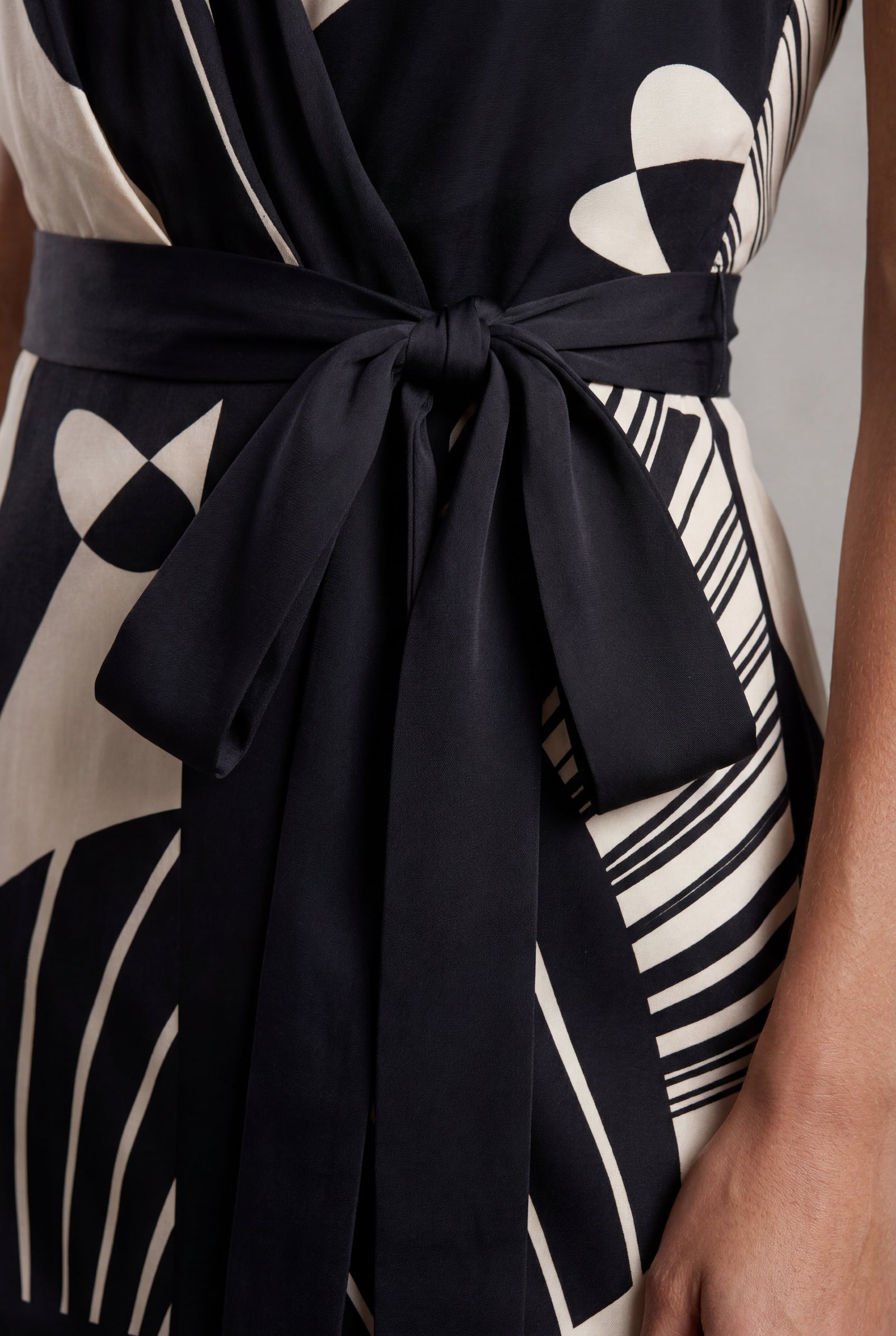 Black Black Artistic Print Halter Mini Wrap Dress - Halter dress - Photo 3