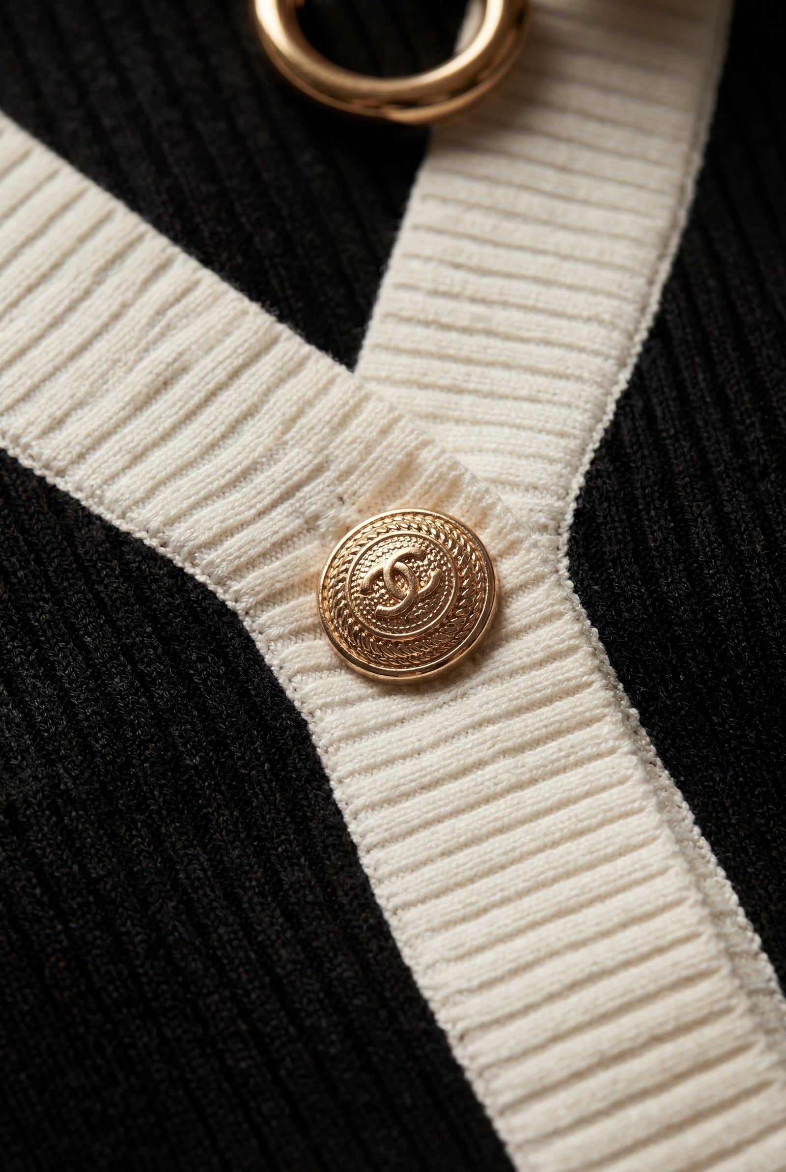 Black Ribbed Contrast-trim Cropped Cardigan Top - Cropped tops - Photo 3