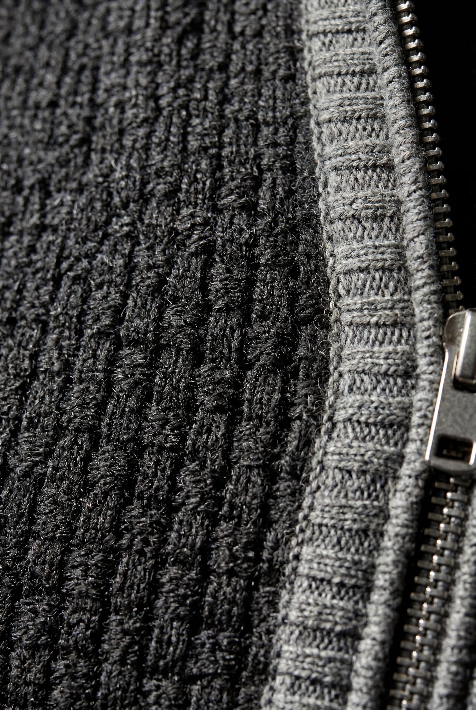 Black Zip-front Colorblock Knitted Vest with Stand Collar - Knitted vests - Photo 4