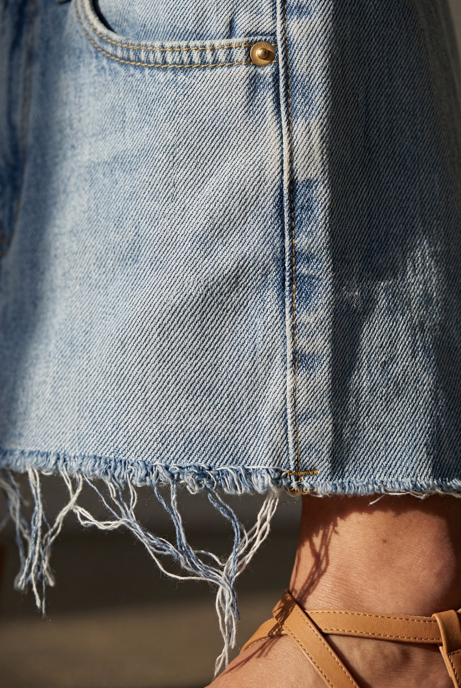 Blue High-waisted Raw Hem Front-slit Midi Skirt - Denim skirt - Photo 6