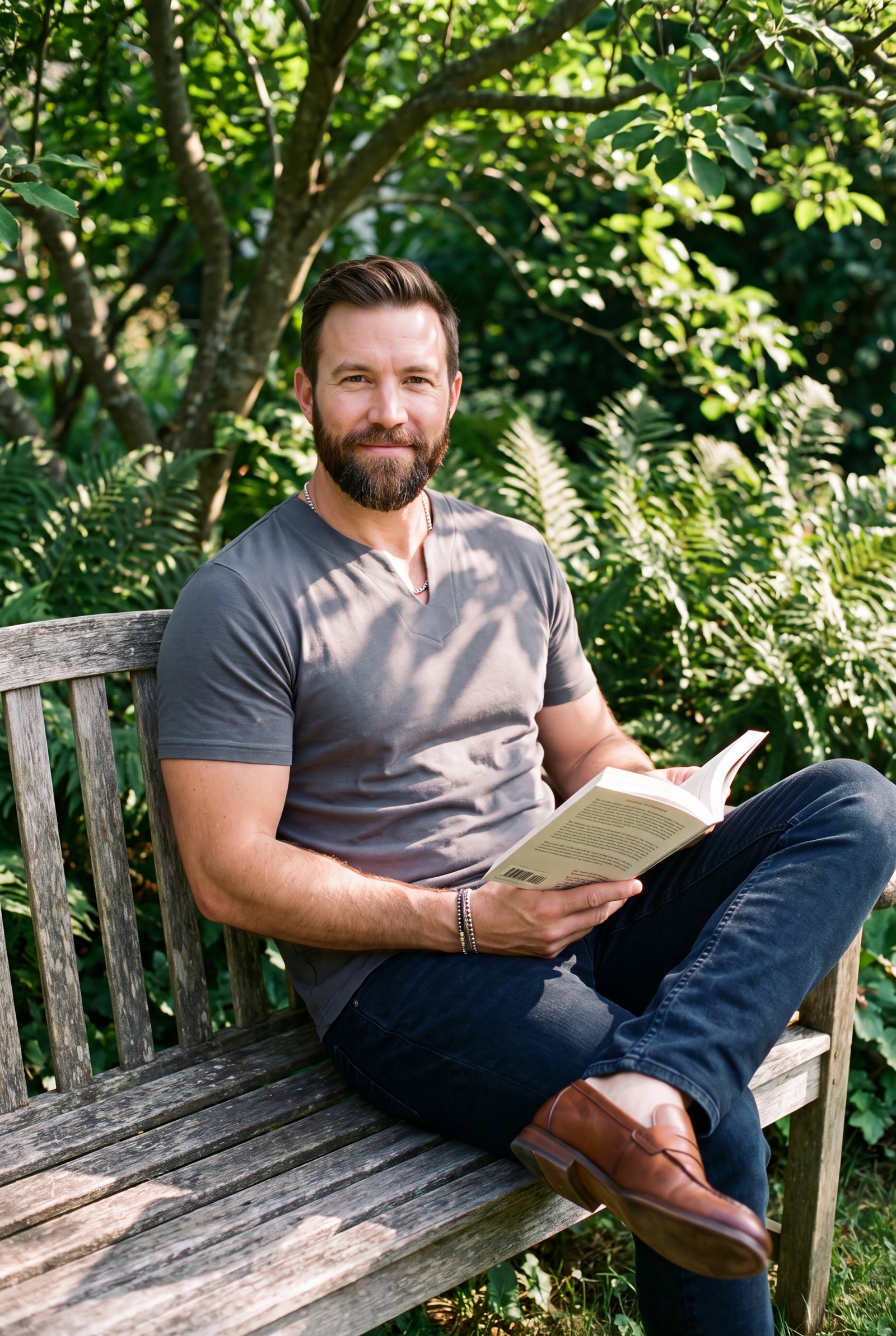 Men's V-Neck T-Shirt Short Sleeve in Dark Grey — lifestyle garden