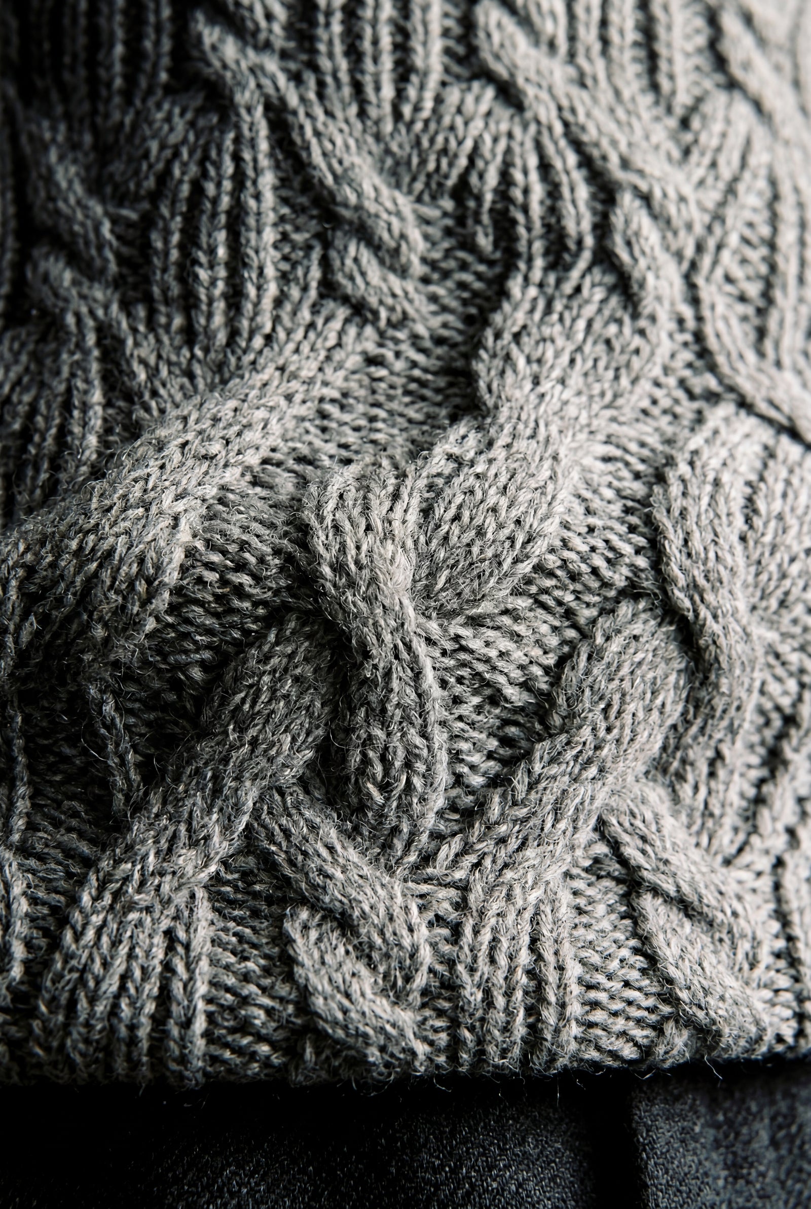 Gray Cable V-neck Sweater Vest with Ribbed Hem - Vests - Photo 10