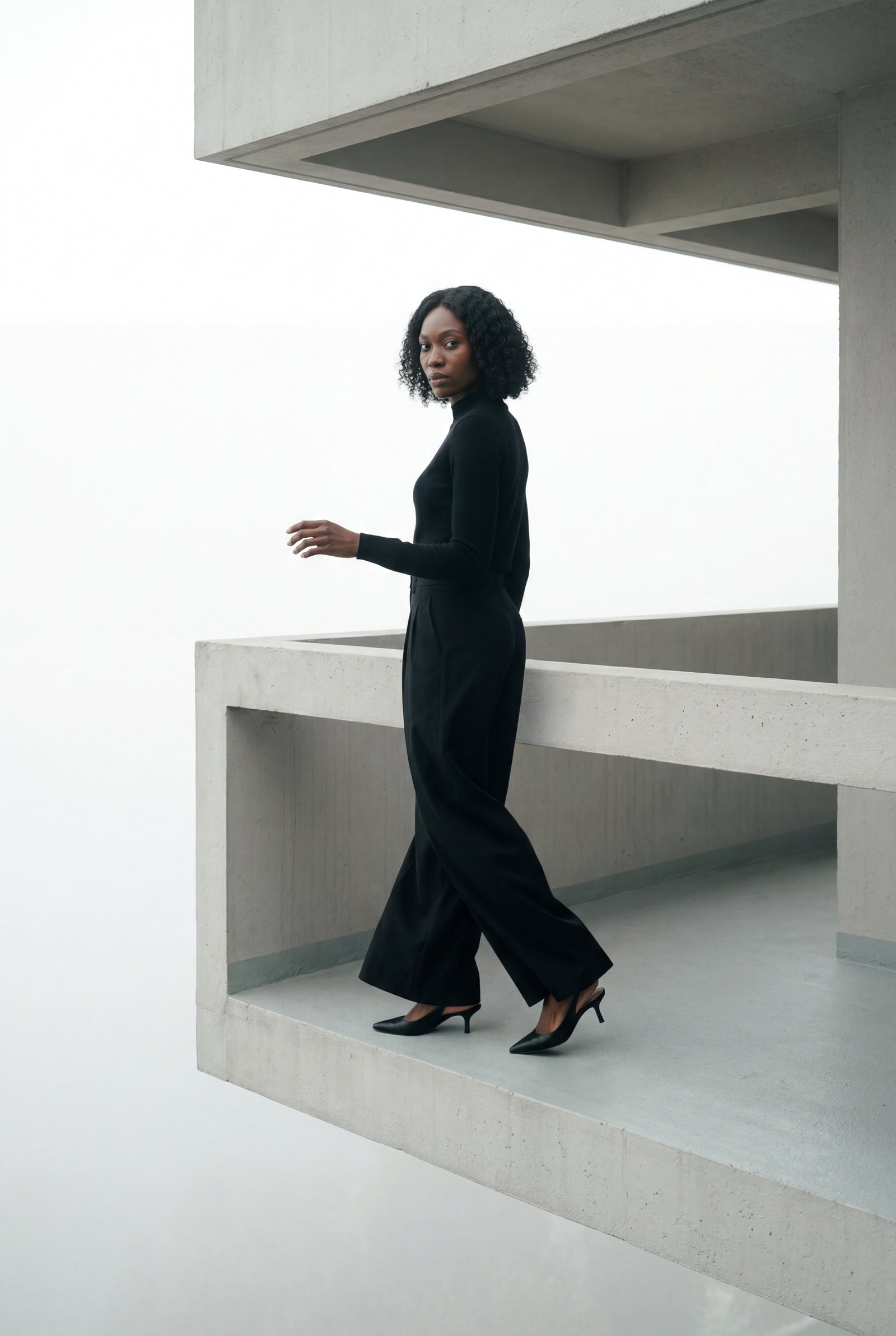 Black High-waisted Pleated Straight-leg Trousers - Straight cut trousers - Photo 6