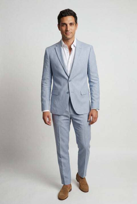 Costume slim taillé avec revers cranté et pantalon fuselé
