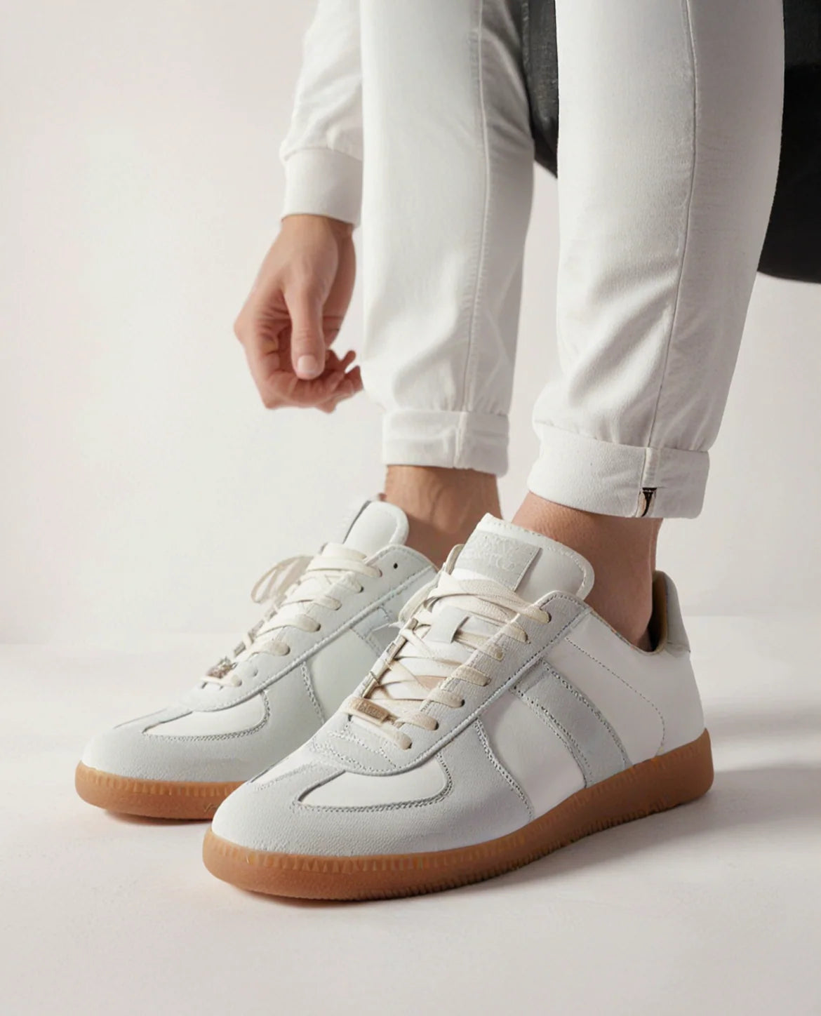 Retro Low-top Sneakers with Contrast Panels - Photo 2